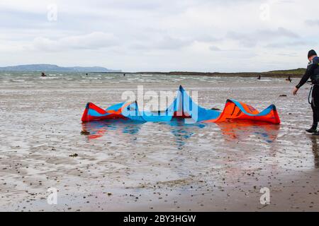 6. Juni 2020 EIN männlicher Kite-Surfer mit seiner Ausrüstung am Wasser am Ballyholme Beach in Bangor, Nordirland, bereitet sich auf Action vor. Stockfoto