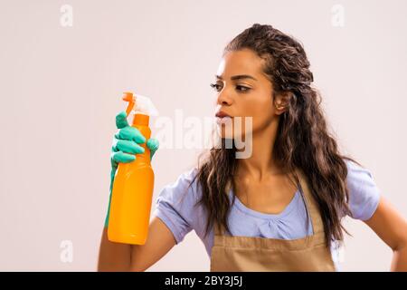 Porträt einer afroamerikanischen Hausfrau, die von der Reinigung besessen ist. Stockfoto