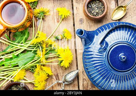 Duftender Kräutertee aus blühendem Löwenzahn.Gesunder Löwenzahn-Tee. Stockfoto