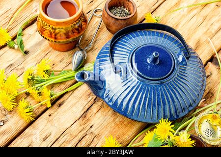Duftender Kräutertee aus blühendem Löwenzahn.Blumentee Stockfoto