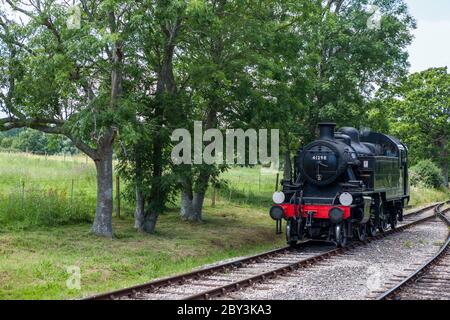 Dampflokomotive Ivatt Klasse 2 2-6-2T NO.41298 'Laufen rund um den Zug' auf der Passierschleife an der Smallbrook Junction Station, Isle of Wight Steam Railw Stockfoto