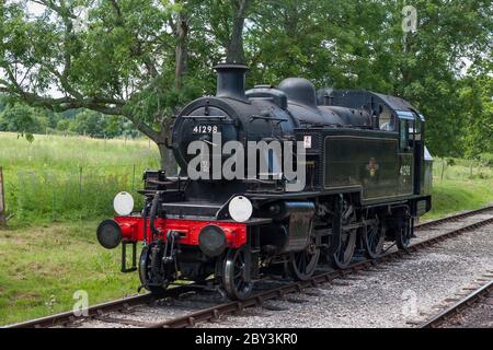 Dampflokomotive Ivatt Klasse 2 2-6-2T NO.41298 'Laufen rund um den Zug' auf der Passierschleife an der Smallbrook Junction Station, Isle of Wight Steam Railw Stockfoto