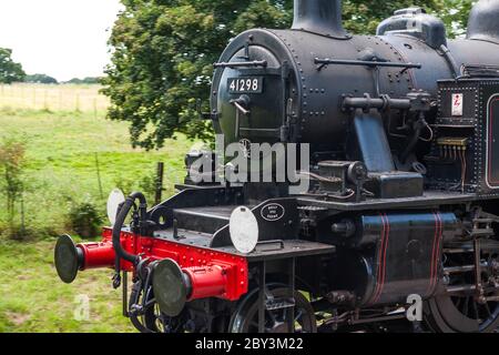 Dampflokomotive Ivatt Klasse 2 2-6-2T NO.41298 'Laufen rund um den Zug' auf der Passierschleife an der Smallbrook Junction Station, Isle of Wight Steam Railw Stockfoto