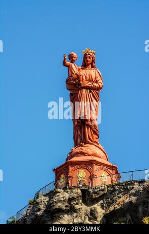 Le Puy en Velay, Statue des ND de France monumentales Werk aus Kanonen, die während der Belagerung von Sebastopol, Haute Loire, Auvergne, Frankreich, gefangen genommen wurden Stockfoto