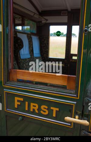 Erstklassiger Wagenkasten auf der Isle of Wight Steam Railway in Smallbrook Junction, Isle of Wight, England, Großbritannien Stockfoto