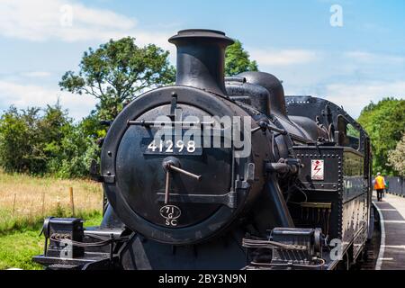 Dampflokomotive Ivatt Klasse 2 2-6-2T NO.41298 bereit, einen Zug von Smallbrook Junction Station, Isle of Wight Dampfeisenbahn, Isle of Wight, Großbritannien zu schleppen Stockfoto