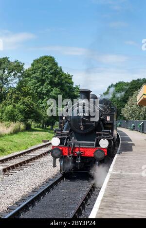 Dampflokomotive Ivatt Klasse 2 2-6-2T NO.41298 bereit, einen Zug von Smallbrook Junction Station, Isle of Wight Dampfeisenbahn, Isle of Wight, Großbritannien zu schleppen Stockfoto