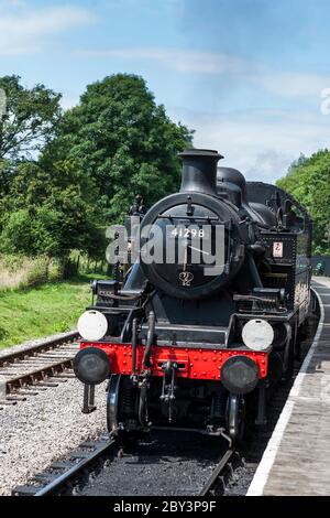 Dampflokomotive Ivatt Klasse 2 2-6-2T NO.41298 bereit, einen Zug von Smallbrook Junction Station, Isle of Wight Dampfeisenbahn, Isle of Wight, Großbritannien zu schleppen Stockfoto