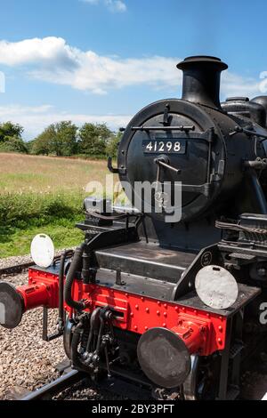 Dampflokomotive Ivatt Klasse 2 2-6-2T NO.41298 bereit, einen Zug von Smallbrook Junction Station, Isle of Wight Dampfeisenbahn, Isle of Wight, Großbritannien zu schleppen Stockfoto