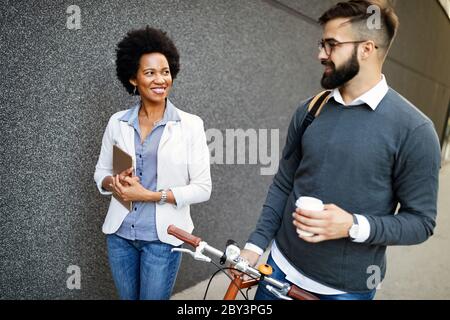 Geschäftsleute sprechen draußen mit Kaffee, Pausenerholungszeitkonzept. Stockfoto