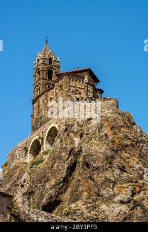 Le Puy en Velay, Kirche Saint Michel d'Aiguilhe auf einem vulkanischen Gipfel, Haute Loire , Auvergne Rhone Alpes, Frankreich Stockfoto