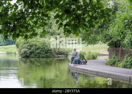 Northampton, Großbritannien, 9. Juni 2020. Angeln hat wieder auf Abington Park Lake begonnen, mit fishernen haben, um ein Zeichen über soziale Distanzierung, ein bisschen Ruhe inmitten des Chaos auf dem Land im Moment zeigen. Kredit: Keith J Smith./Alamy Stockfoto