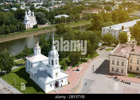 Luftaufnahme des Kreml-Platzes und der Alexander-Newski-Kirche, Wologda, Russland Stockfoto