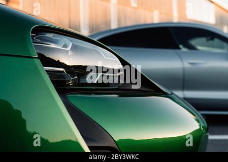 Alesund / Norwegen - 31. Mai 2020: Porsche Taycan Limousinen auf einem Parkplatz, zu Werbezwecken geparkt. Außenansicht mit Details. Stockfoto