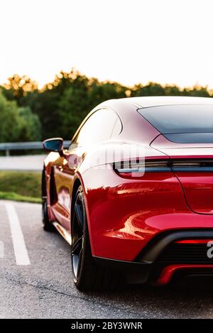 Alesund / Norwegen - 31. Mai 2020: Porsche Taycan Limousine auf einem Parkplatz, zu Werbezwecken geparkt. Heckaufnahme. Stockfoto