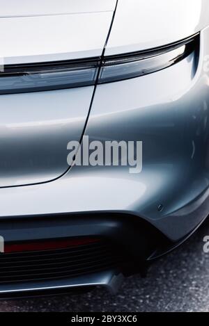 Alesund / Norwegen - 31. Mai 2020: Silberne Porsche Taycan Limousine auf einem Parkplatz, zu Werbezwecken geparkt. Rückseitenansicht. Stockfoto