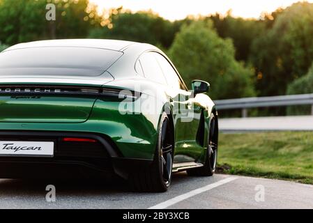 Alesund / Norwegen - 31. Mai 2020: Grüne Porsche Taycan Limousine auf einem Parkplatz, zu Werbezwecken geparkt. Heckaufnahme. Stockfoto