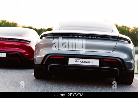 Alesund / Norwegen - 31. Mai 2020: Porsche Taycan Limousinen auf einem Parkplatz, zu Werbezwecken geparkt. Endaufnahme. Stockfoto