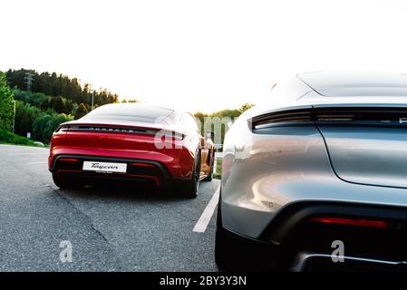 Alesund / Norwegen - 31. Mai 2020: Porsche Taycan Limousinen auf einem Parkplatz, zu Werbezwecken geparkt. Stockfoto