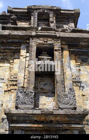 Fassade des Arjuna-Tempels auf dem Plateau von Dieng Stockfoto