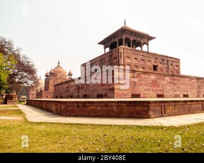 Prayagraj. Uttar Pradesh, Indien - Februar 2015: Die alten Mogulgräber in Khusro Bagh in der Stadt Allahabad. Stockfoto