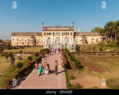 Lucknow, Uttar Pradesh, Indien - Februar 2015: Touristen machen einen Spaziergang während der Besichtigung der Moghul-Gärten des alten Bara Imambara Komplex. Stockfoto