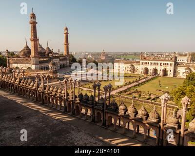 Lucknow, Uttar Pradesh, Indien - Februar 2015: Eine Luftaufnahme der majestätischen Architektur der alten Asfi Moschee im Bara Imambara Komplex in Stockfoto