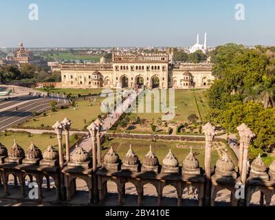 Lucknow, Uttar Pradesh, Indien - Februar 2015: Ein Blick auf die Moghul-Gärten und das große Bogentor des Bara Imambara-Komplexes in der Altstadt. Stockfoto