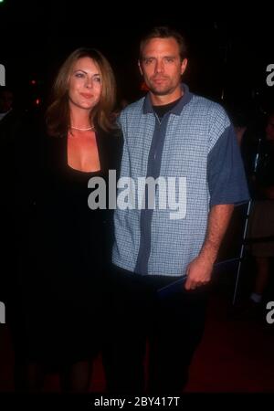 Westwood, Kalifornien, USA 10. Oktober 1995 Produzentin Gina Marsh und Schauspieler Michael Biehn nehmen am 10. Oktober 1995 an der 'Strange Days'-Premiere von 20th Century Fox im Mann Village Theatre in Westwood, Kalifornien, USA Teil. Foto von Barry King/Alamy Stock Photo Stockfoto