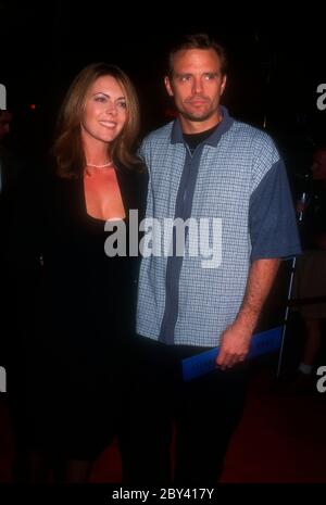 Westwood, Kalifornien, USA 10. Oktober 1995 Produzentin Gina Marsh und Schauspieler Michael Biehn nehmen am 10. Oktober 1995 an der 'Strange Days'-Premiere von 20th Century Fox im Mann Village Theatre in Westwood, Kalifornien, USA Teil. Foto von Barry King/Alamy Stock Photo Stockfoto