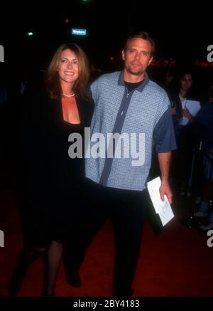 Westwood, Kalifornien, USA 10. Oktober 1995 Produzentin Gina Marsh und Schauspieler Michael Biehn nehmen am 10. Oktober 1995 an der 'Strange Days'-Premiere von 20th Century Fox im Mann Village Theatre in Westwood, Kalifornien, USA Teil. Foto von Barry King/Alamy Stock Photo Stockfoto