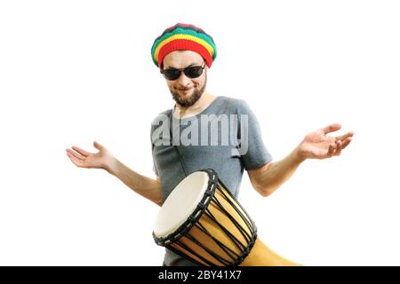 Junger hübscher Kerl lernt, das Djembe-Drum-Instrument auf weißem Hintergrund zu spielen Stockfoto