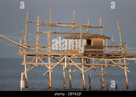 Trabocco in San Vito Chietino, Abruzzen, Italien. Costa dei trabocchi, UNESCO-Weltkulturerbe. Stockfoto