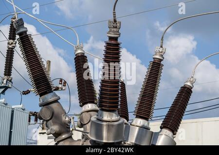 Elektrische Hochspannungsisolierung in einem Umspannwerk, Nahaufnahme Stockfoto