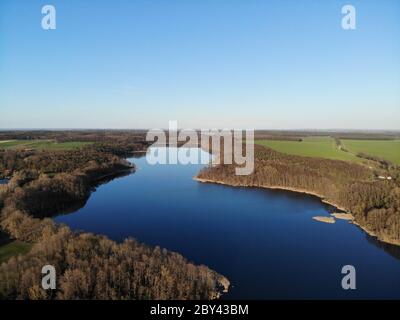 Luftaufnahme des Heinersdorfer Sees, 40 Kilometer östlich von Berlin in der Nähe der B5 in Heinersdorf (Steinhöfel) gelegen, ist er durch einen Straßendamm in geteilt Stockfoto