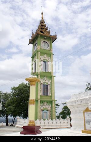 Grüner Uhrenturm auf Sagaing Hill Stockfoto