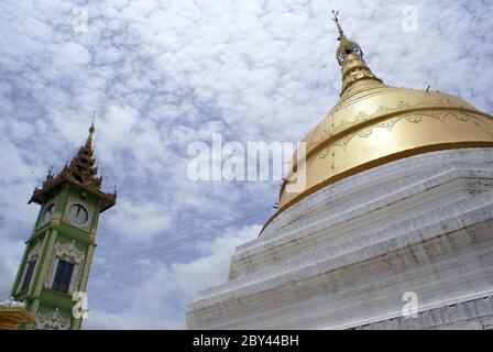 Grüner Turm und goldene Stupa Stockfoto