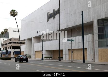 Beverly Hills, CA/USA - 6. Juni 2020: Neiman Marcus Laden in Beverly Hills wird nach der Plünderung während der Proteste von Black Lives Matter vernagelt Stockfoto