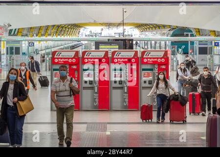 Nicht identifizierter Passagier mit Medikamentenmasken geht zum Abflugterminal 3 am Flughafen Rom Fiumicino, Rom, Italien Stockfoto