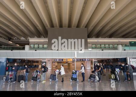 Erste Passagiere nach der Sperrung der Covid 19-Pandemie am Flughafen Rom-Fiumicino. Stockfoto