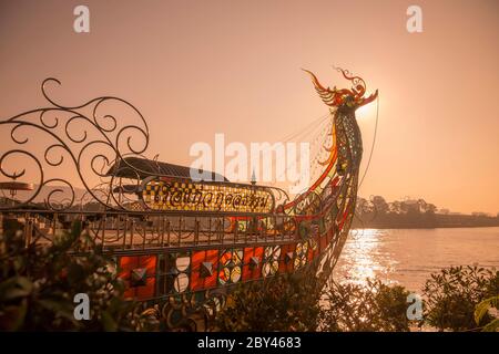 Der Drachenboottempel des Riesenbuddhas am Mekong in der Stadt SOP Ruak im goldenen Dreieck im Norden der Stadt Chiang Rai in N Stockfoto