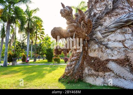 Antaboga ist die Weltschlange im Wasserpalast Taman Ujung. Altes traditionelles Handwerk aus Palmenblättern. Bali, Indonesien Stockfoto