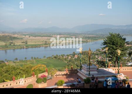 Der Blick auf den Mekong und hinüber nach Lao vom Tempel Wat Phra That Pha Ngao in der Stadt Chiang Saen im goldenen Dreieck im Norden Stockfoto