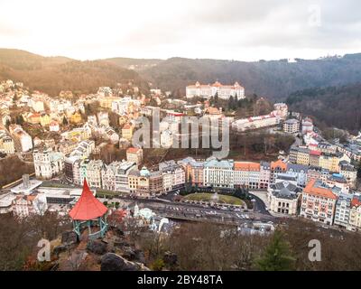 Luftaufnahme von Karlovy Vary mit Spa, Wohngebäuden und Hotels im Tal des Flusses Tepla, Tschechische Republik Stockfoto