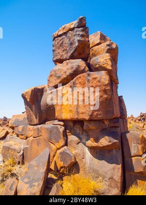 Giant's Playground Felsformationen an sonnigen Tagen mit klarem blauen Himmel in der Nähe von Keetmanshoop, Namibia, Afrika Stockfoto