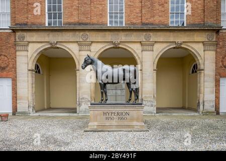 Schöne Statue im Jockey Club HQ in Newmarket, Suffolk, Großbritannien. Das Pferd war ein berühmtes Rennpferd im 20. Jahrhundert. Stockfoto