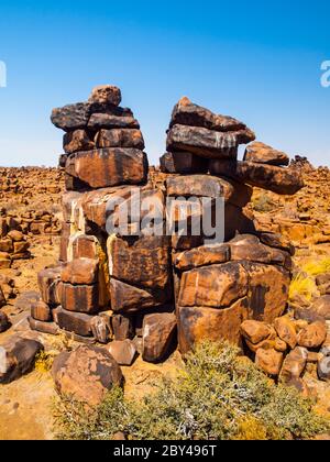 Giant's Playground Felsformationen an sonnigen Tagen mit klarem blauen Himmel in der Nähe von Keetmanshoop, Namibia, Afrika Stockfoto