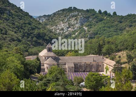 Blick von der Straße über die Abbaye de Senanque, berühmt für seine Lavendelfelder und in der Nähe von Gordes in der Provence Stockfoto