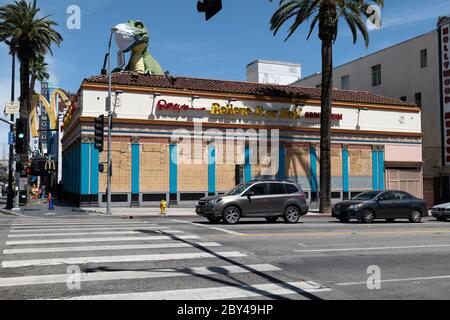 Hollywood, CA/USA - 8. Juni 2020: Ripleys Believe it or not Museum auf dem Hollywood Walk of Fame, der während einer Reihe von Black Lives Matter Prot in die Stadt ging Stockfoto