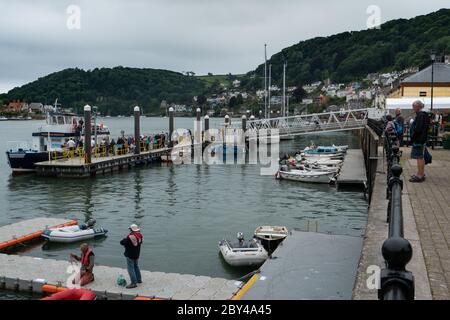 Passagiere, die an Bord der Dartmouth Princess-Flussfähre in Dartmouth Devon UK anstehen Stockfoto